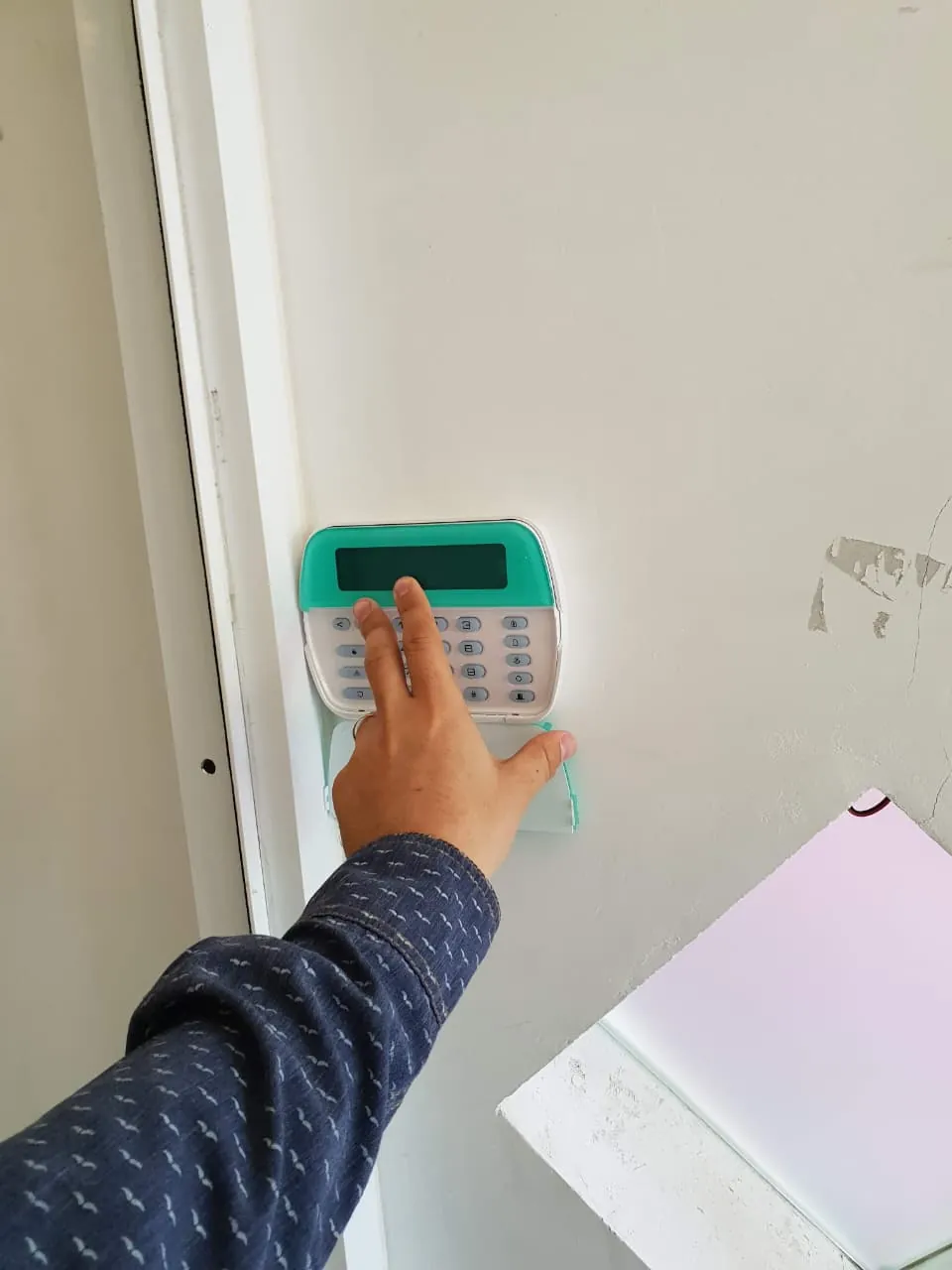 Teclado de alarma instalado en una pared durante una demostración de uso